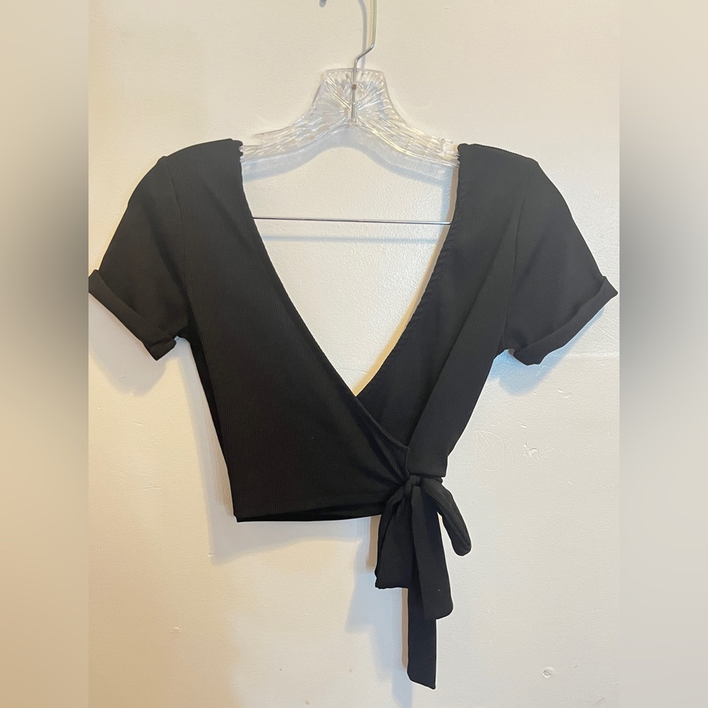 Low V-neck Cropped Top